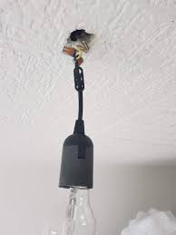 Dazu wird das lochband dort, wo die decke höher sein soll kürzer bemessen als an den tiefer liegenden stellen. Lampe An Decke Befestigen Computer Technik Technologie