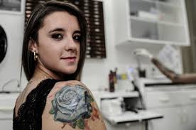 Projeto usa tatuagens para cobrir marcas de violência e cicatrizes em  mulheres