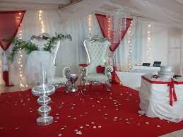 Decoration mariage reunion argent blanc et parme organisation. Decoration De Mariage Decoration De Salle Mariage En Blanc Rouge Et Argent Fauteuils Baroques Pour Les Maries Decoration Salle Decoration Mariage Decoration