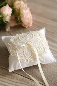 Adorable Coussin Alliances Avec Broderie Boheme Et Ruban Satin Pour Mariage Champetre Boho Hippie Chic Dime Coussin Alliance Ruban Satin Mariage Champetre