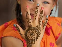 This simple design uses black mehndi and includes small motifs and designs for those who love minimal clutter and designs. 12 Easy Mehndi Designs For Kids That Are Hot This Wedding Season
