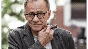 Roberto Vecchioni: “La canzone d'autore merita uno show tv. La dedico ai  giovani che sanno ancora lottare”