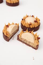 Tartelettes Dulcey Noisette Tres Gourmandes Recette Olivia Patisse En 2020 Gateau Individuel Recette De Tartelette Mini Gateau