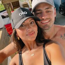 Elle Torres's Instagram, Twitter & Facebook