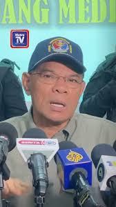 Meskipun berlainan agama, saya tetap bersama ibu dan adik-beradik lain  merai Hari Krismas, malah banyak membantu ibu menghias rumah," kata  Muhammad Ayman Joshua Abdullah, 34. Menurutnya, dia yang memeluk Islam  sejak 17