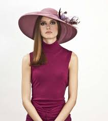 Il cappello da cerimonia è un accessorio che dà un tocco di eleganza all'abito che si indossa. Cappelli Da Cerimonia