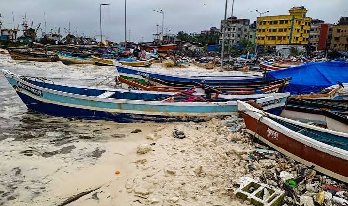 Why fishermen in suburban Mumbai find their catch shrinking steadily - Citizen Matters