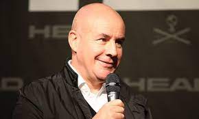 Johan eliasch (born february 1962) is a swedish billionaire businessman, and the chairman and chief executive officer (ceo) of head, the global sporting goods group. Der Milliardar Als Fis Prasident Head Eigentumer Johan Eliasch Ein Ski Held Aus China Ware Wunderbar Kleinezeitung At