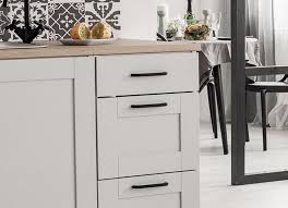 Somos especialistas en pomos y tiradores de puertas, y tenemos una gran variedad de manillas de puerta, pomos de puertas, tiradores de cocina, tiradores de puertas, tiradores de puertas de exterior e interior, perchas, asas y ganchos de pared. Consejos Para Elegir Pomos Y Tiradores Para Muebles