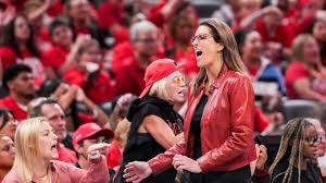 Huấn luyện viên Stephanie White của Indiana Fever đưa đội vào bán kết vòng loại trực tiếp WNBA