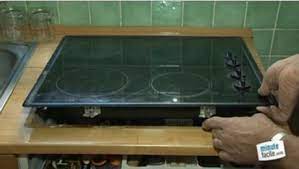 Acheté en magasin de bricolage ou chez un spécialiste des cuisines, le produit est fourni avec la quincaillerie nécessaire. Installer Une Plaque De Cuisson A Induction Minutefacile Com