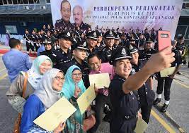 Hishammuddin hussein 8.606 views7 year ago. Sambutan Hari Polis Ke 211
