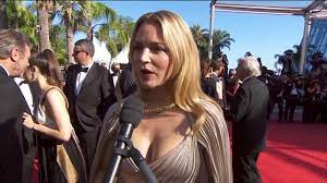 Комедия, драма, 52 мин франция • антуан гарсо. Virginie Efira C Est Absolument Merveilleux D Avoir Un Cineaste Aussi Jeune Cannes 2021 Youtube