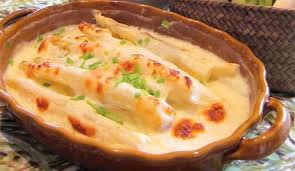 Gli asparagi bianchi alla veneta sono un delizioso secondo piatto vegetariano molto saporito e potete anche abbinare dei formaggi erborinati. Ricetta Asparagi Gratinati Le Ricette Di Buonissimo