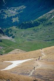 Desde Los Desiertos De Las Cumbres A La Frondosidad De Los Valles Hay Un Hilo Conductor Que Nos Conduce Por Todo El Planeta Monte Alpes Franceses Alpes Valle