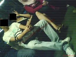 Sedangkan bila lelaki berpegangan tangan, akan rasa geli dan nak muntah. Wanita Sekilas