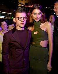 A photo of tom and zendaya is getting the meme treatment all over reddit and honestly once you see it, you'll understand why. Ecctnq5a 3jo1m