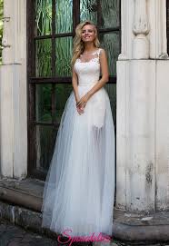 Ecco perché tra le tendenze sposa 2020 un ruolo decisivo è giocato dalle tute nuziali e dai vestiti con spacchi oltre che i modelli corti, alcuni dei quali lunghi dietro. Abiti Da Sposa Corto 2018 Con Gonna Staccabile Onlinesposatelier