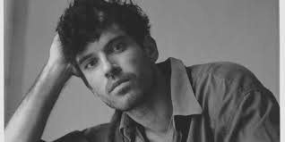 Explora Pablo Herrán de Viu la búsqueda de identidad en 'Manuel Bergman'