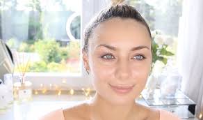Mattierende wirkstoffe in produkten für ölige haut sollen bewirken, dass das gesicht nach dem auftragen nicht speckig glänzt. Olige Haut Im Sommer Pflege Und Tricks Fur Den Tag Avon Blog