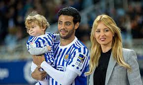 Der fußballspieler carlos vela (* 01.03.1989) ist seit januar 2018 bei los angeles fc unter vertrag und wird dort im sturm eingesetzt. Carlos Vela Biography Age Height Personal Life Achievements Net Worth