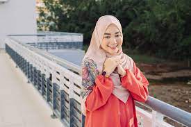 Warna itu hanyalah persepsi visual dalam otak manusia saja. 3 Tips Padu Padan Warna Lipstik Yang Tepat Sesuai Warna Hijab Bukareview