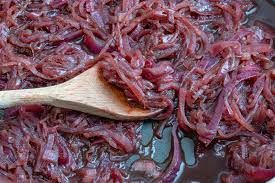 Bastano delle cipolle, del buon vino bianco e un po' di zucchero di canna e in pochi gesti prepareremo una delizia a cui nessuno saprà resistere! Cipolle Rosse Caramellate Say Good