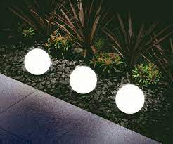 Automatically lights up at night and charges during the day using its solar panel; Solarlampen Im Garten Tipps Rund Um Die Beleuchtung