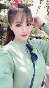 Ly hôn chồng thiếu gia làm mẹ đơn thân, hotgirl không ngại cởi áo  livestream bán hàng online nuôi con