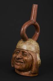Huaco retrato, cuyo personaje presenta un rostro sonriente. Cultura Moche,  Perú Imagen: Arqueología Peruana Fuente: Adrian Alejandro Mendoza ** **