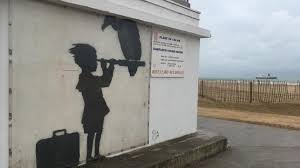 «kissing coppers» (policiers s'embrassant) est l'une des œuvres de rue les plus célèbres de banksy. S Il Ne Doit Rester Qu Une Oeuvre De Banksy Ce Sera Celle De La Plage