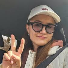 У меня давольно давно было вынужденное путешествие в одиночестве: подругу  развернули на границе И я поехала: дом-Вильнюс-Рим-Венеция-Вильнюс-дом Мне  понравилось, но не сильно.. у меня нет эмоциональных проблем с тем, чтоб  ходить куда