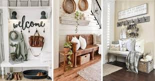 The combination of clean chic and warm rustics, give the farmhouse look it's desirability. 18 Entryway Farmhouse Decor Ideas That Are Beautiful And Functional At The Same Time