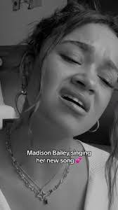 Bea Bailey's Instagram, Twitter & Facebook