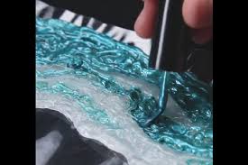 Avec De La Colle Chaude Et Du Vernis A Ongles Colore Elle Realise Un Accessoire Deco Epoustouflant Colle Chaude Accessoires Pour Ongles Ongles Colores