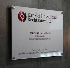 Er ist eine aus flechtwerk, holz, leder oder anderem material bestehende häufig leicht gewölbte platte. Schilder Bedrucken