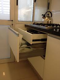 En definitiva, con los cajones interiores tierra buscamos siempre la funcionalidad, sin renunciar al diseño. Grupo3 Detalle Cocina Blanca Cajon Interior Escondido Para Cubiertos Cocinas Interiores Cajones