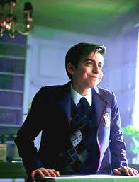 Aidan gallagher un chico de 17 años que a temprana edad se hizo un actor famoso. 190 Êš The Umbrella Academy Gifs Éž Ideas Umbrella Academy Under My Umbrella