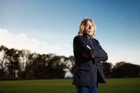 Hij schrijft al ruim dertig jaar kritische columns in voetbal international en is het voetbalgezicht van rtl. Johan Derksen De Man Die Overal Schijt Aan Heeft Nrc