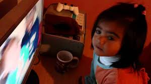 Contemplando a su prima Nathi