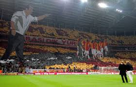 Galatasaray is een voetbalclub uit istanboel, turkije. Turk Telekom Arena Stadinda Oynanan Besiktas Derbisinden Once Galatasaray Taraftari Harika Bir Tribun Sovu Yapti Galatasaray Und Champions