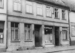 The company has continued to grow to the point where it now employs a workforce of 2,900 in 33 sales organizations and 14 production sites throughout the world. Sarstedt Novemberpogrome 1938