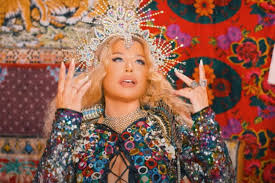 Să luăm piesa ei nouă cu maneliștii. Si A Schimbat Loredana Groza Stilul Muzical Vedeta Tv A Scos O Melodie Cu Salam Jador Vali Vijelie Si Alti Manelisti Celebri Care Rupe Topurile Tu Esti Forta Si Dulceata Inimii Video