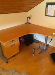 An einem tisch sind wie auf dem bild zu sehen zwei. Hohenverstellbarer Schreibtisch Ikea Galant In L Form In Attenhofen Buromobel Kostenlose Kleinanzeigen Bei Quoka De