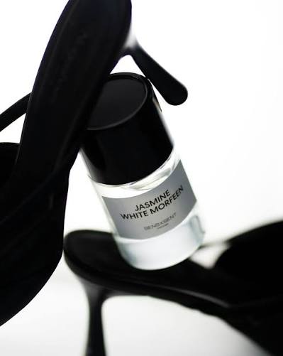 SENSXSENT - MỘT CÁI BẪY NGỌT Jasmine White Morfeen không có những kịch tính  ồn ào. Nó hạ gục bạn bằng một cơn buồn ngủ xa xỉ. Ban đầu, mùi hương dửng