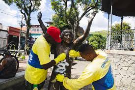 Estátua de Zico é pichada em Quintino e vira o 4º caso de vandalismo a monumentos em 2026