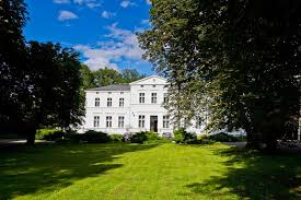 Pewnego dnia raoul duke (johnny depp), doktor nauk dziennikarskich, siedząc ze swym adwokatem (benicio del toro) w patio hotelu w los angeles otrzymuje propozycję relacjonowania rajdu mint 400. Homestay Mankowski Brodnica Palace Poland Booking Com