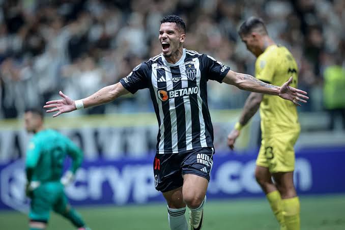 Palmeiras oferece dois jogadores em troca por Paulinho; saiba quem