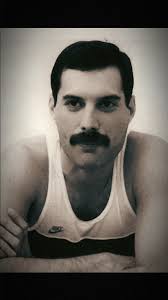 💥✦⋆ 'Sour Milk Sea' had been formed by Chris Dummett. They had been in  existence for nearly a year when Freddie joined and they were keen,  rehearsing up to six times each