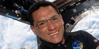 El astronauta salvadoreño, Frank Rubio, realiza su primera caminata  espacial